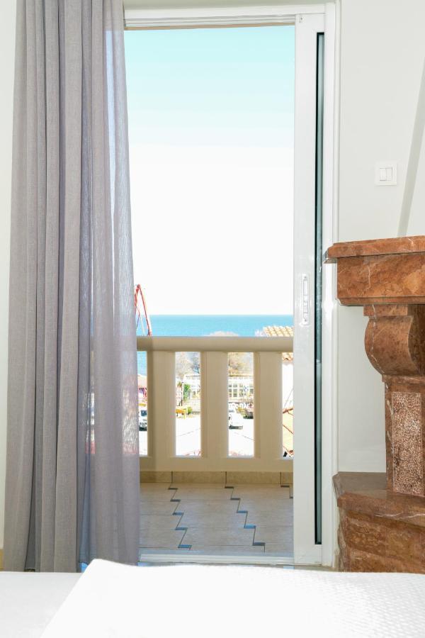 Mithos Premium Rooms Agia Marina Eksteriør billede