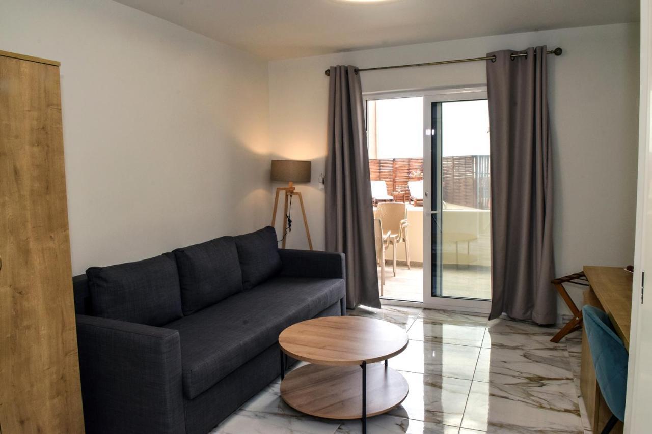 Mithos Premium Rooms Agia Marina Eksteriør billede
