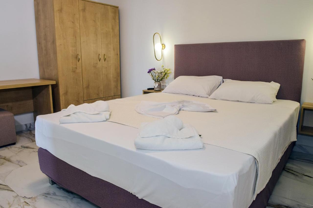 Mithos Premium Rooms Agia Marina Eksteriør billede