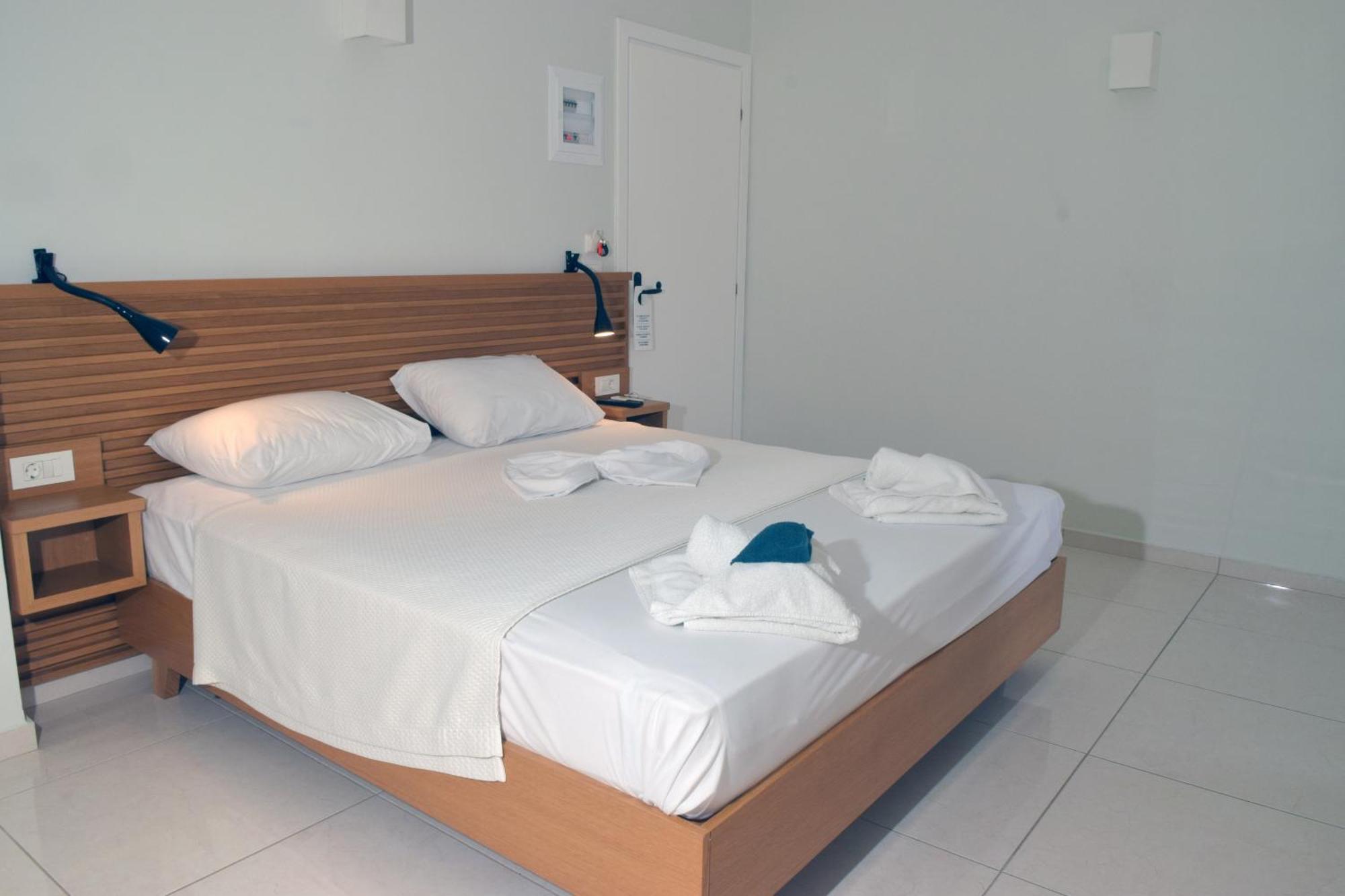 Mithos Premium Rooms Agia Marina Eksteriør billede