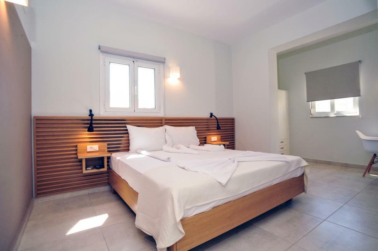 Mithos Premium Rooms Agia Marina Eksteriør billede