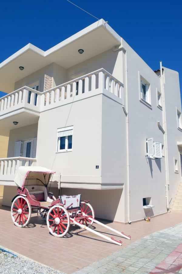 Mithos Premium Rooms Agia Marina Eksteriør billede