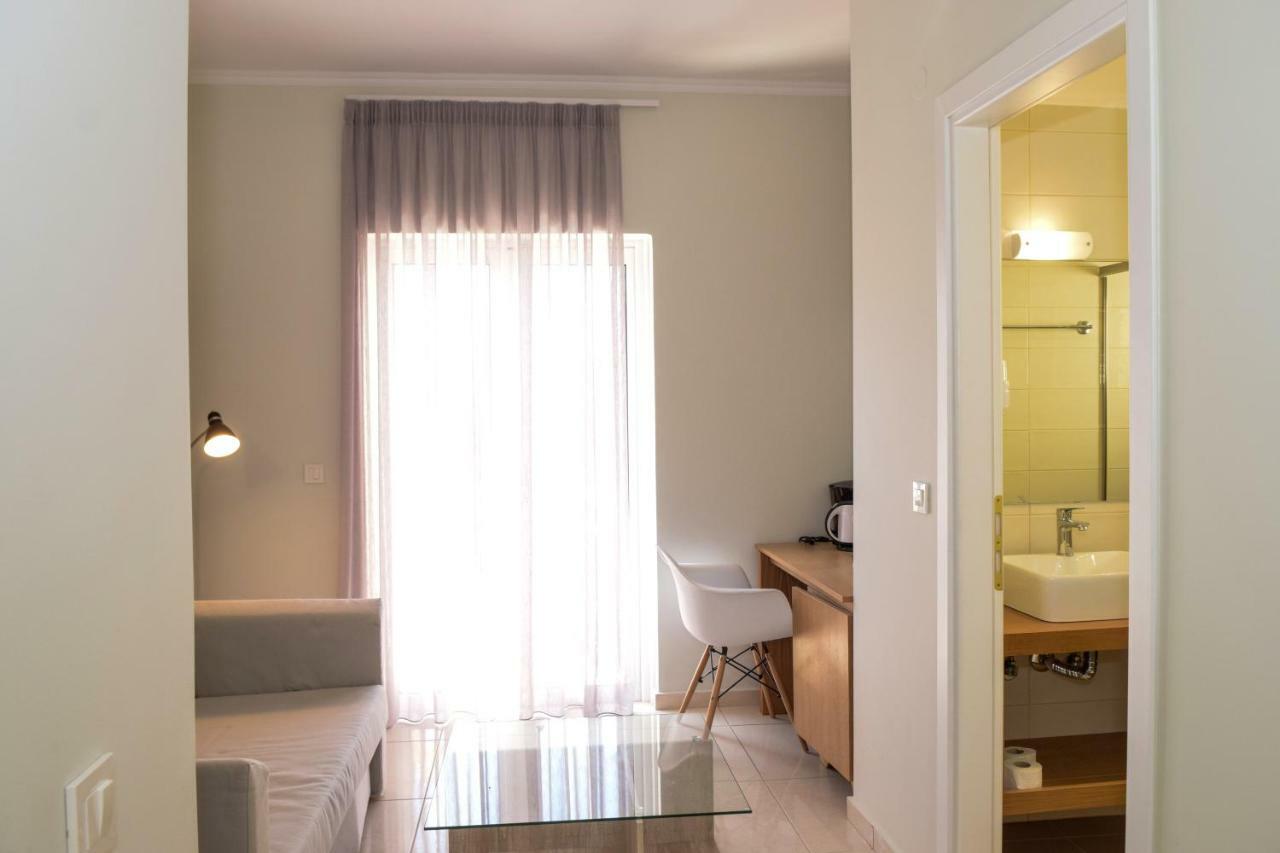 Mithos Premium Rooms Agia Marina Eksteriør billede