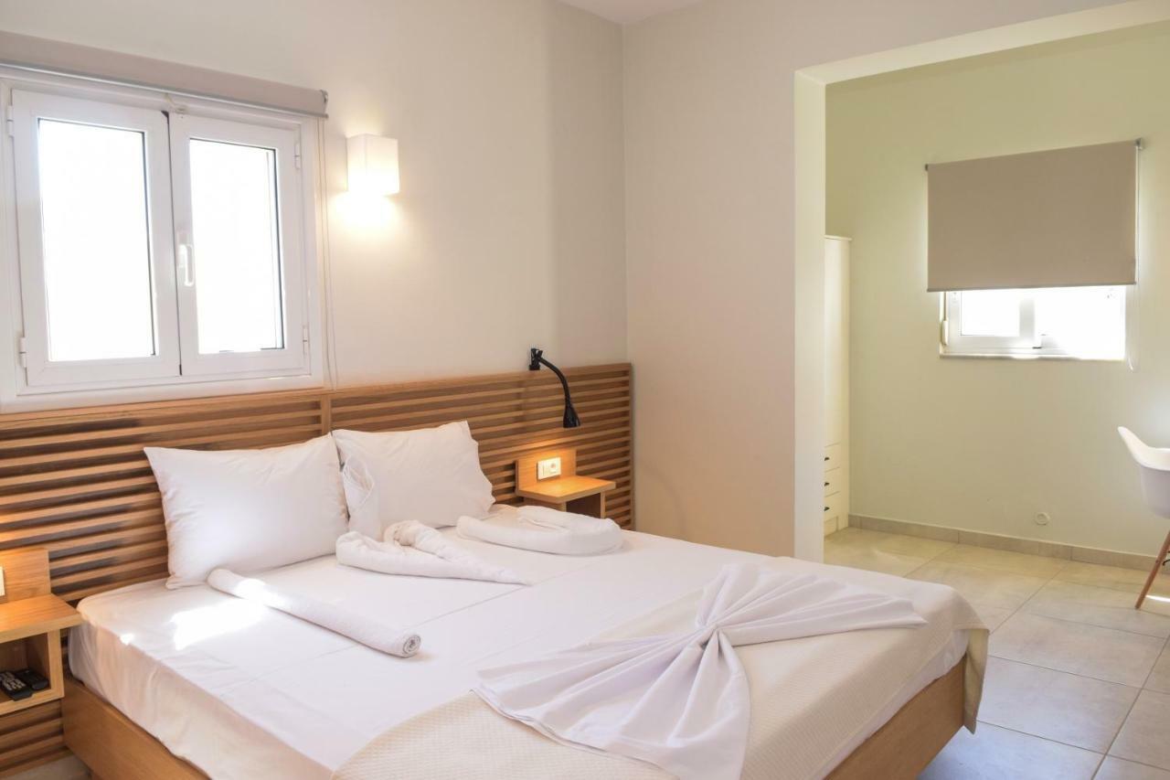 Mithos Premium Rooms Agia Marina Eksteriør billede