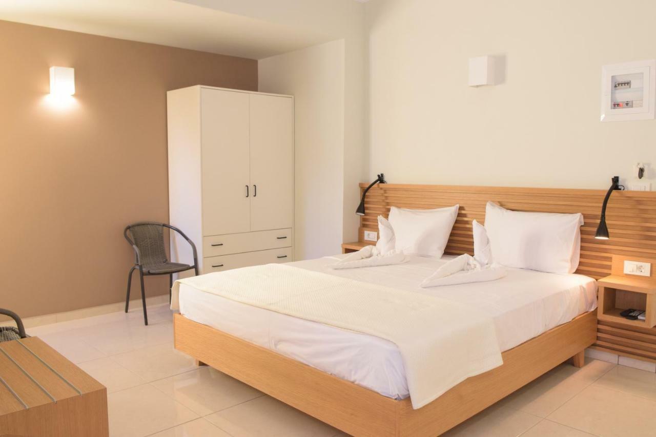 Mithos Premium Rooms Agia Marina Eksteriør billede
